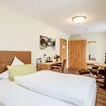 Garni Vier Jahreszeiten Otel 3*